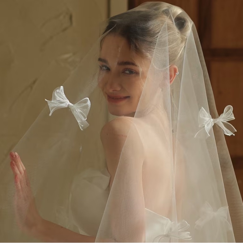 Elegant White Bridal Veil with Bow Accents - Picture 3 of 5